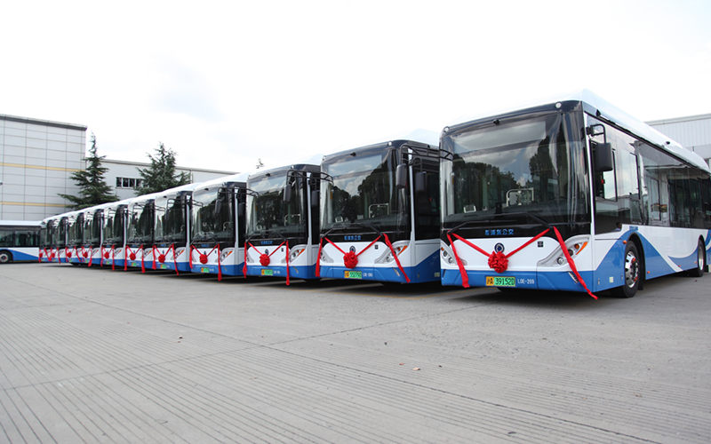 2014年，32輛全新申龍SLK6109鋁身混合動力客車批量交付上海浦東公交投入使用。